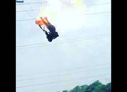 Enlace a El dramático momento en el que un paracaidista cae sobre un tendido eléctrico