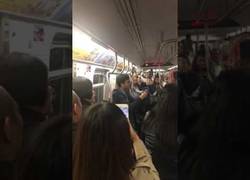 Enlace a No llega a su graduación pero pasajeros del metro le dan una gran sorpresa