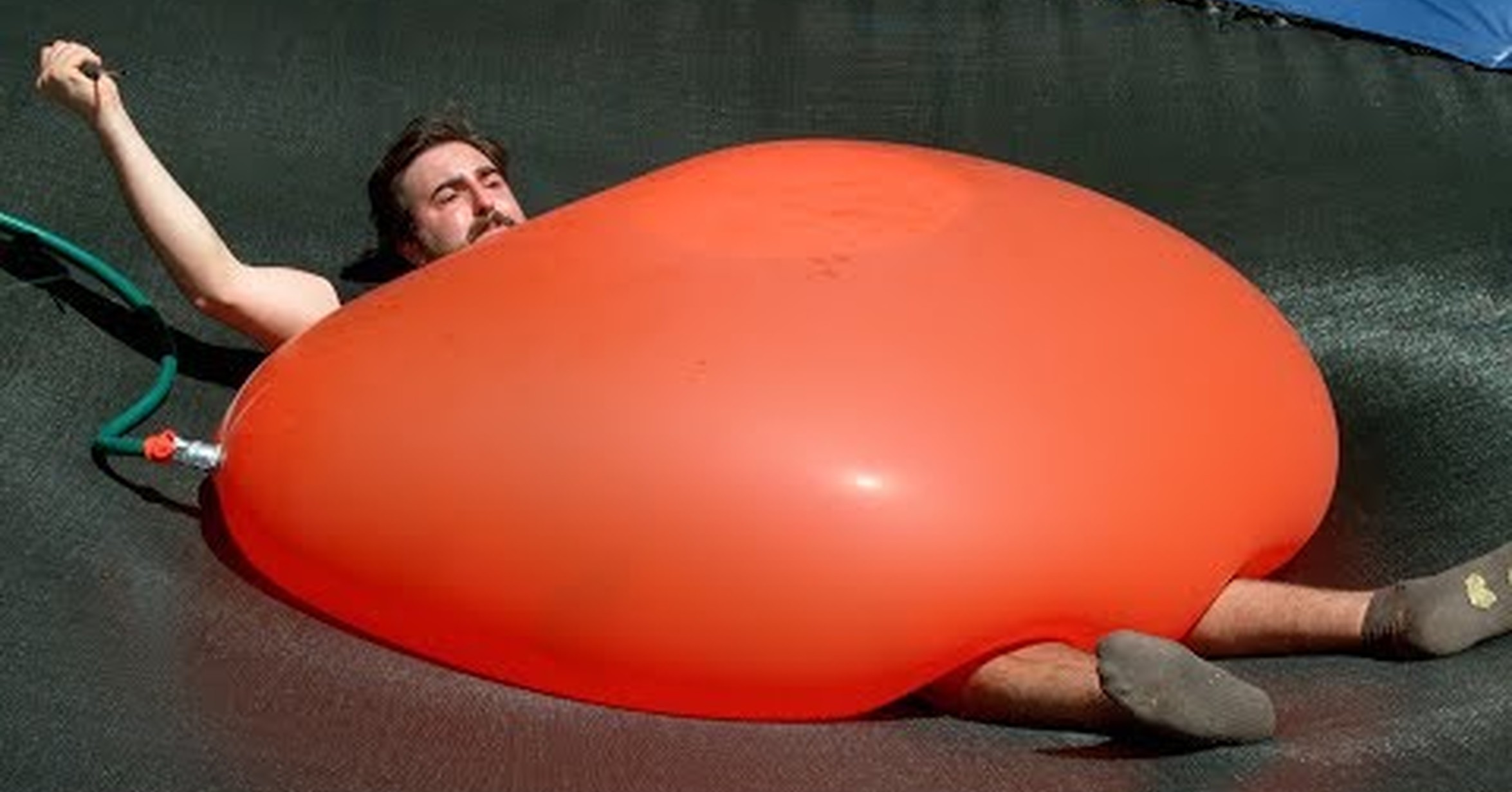 Наполненная воздухом поверхность. Giant 6ft Water Balloon. Огромный резиновый шар. Самый большой резиновый. Самый большой надувной.