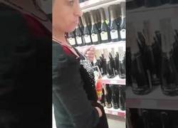 Enlace a Pillan a esta mujer robando y saca medio supermercado