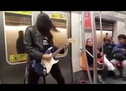 Enlace a El increíble show de este guitarrista en el metro.