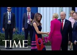 Enlace a La primera dama de Polonia pasa literalmente de Trump al ir a saludarle