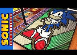 Enlace a Esta gigante secuencia de caída de piezas de domino homenaje a Sonic no puede ser más espectacular