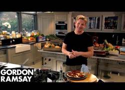 Enlace a Gordon Ramsay sorprende cocinando un desayuno de huevos con patatas y bacon