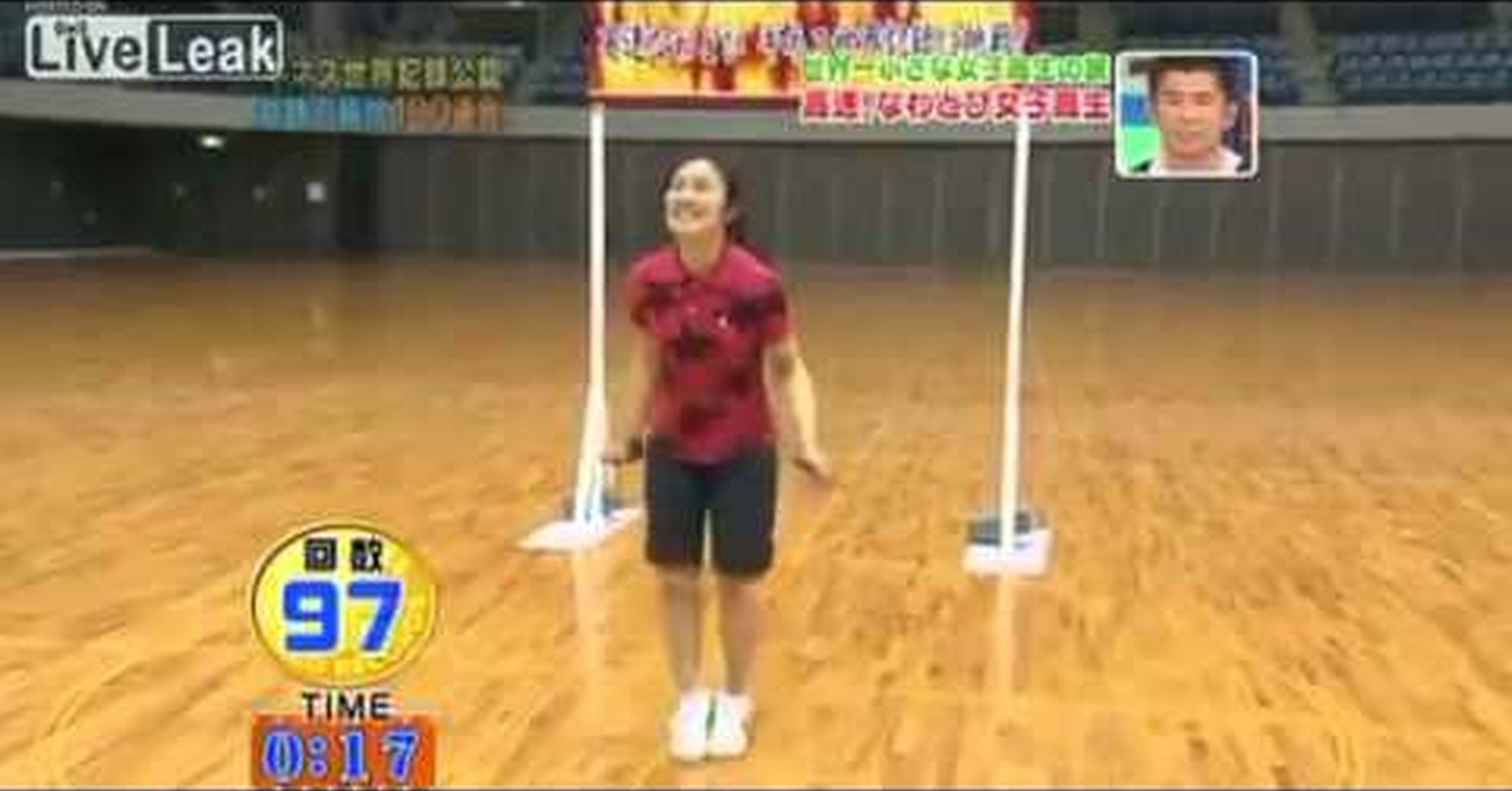 рекорд по прыжкам на скакалке. мировой рекорд по прыжкам на скакалке. мировой рекорд по прыжкам на скакалке за 1 минуту. мировой рекорд по прыганию на скакалке. рекорд прыжков на скакалке за 1.