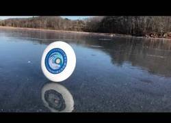 Enlace a El extraño movimiento de un frisbee rodando en un lado congelado