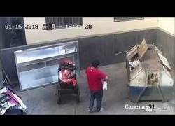 Enlace a TREMENDO: Cámaras de seguridad graban como un padre deja a su hijo en una basura