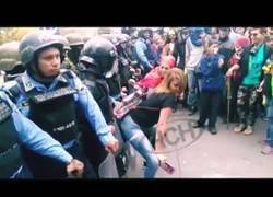 Enlace a Mujeres hondureñas bailan twerking frente a la policía en unas enormes protestas en la calle