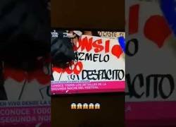 Enlace a La sorprendente pancarta de unas fans a Luis Fonsi en el Viña del Mar 2018