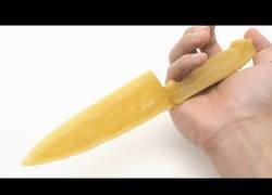Enlace a Un japonés fabrica cuchillos totalmente afilados de pasta y luego se los cocina