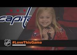 Enlace a La gran felicidad de esta niña al recibir una pastilla de hockey sobre hielo de este jugador