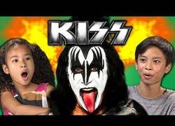 Enlace a Niños reaccionando a la música de Kiss