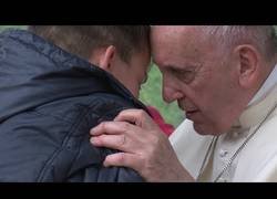 Enlace a Emotivo momento en el que un niño pregunta al Papa Francisco si su padre No-Creyente está en el cielo
