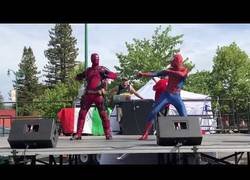 Enlace a Cuando Deadpool y Spiderman se juntan para bailar por Taylor Swift solamente puede salir una genialidad
