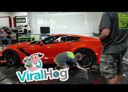 Enlace a Estaba limpiando las ruedas del ZR1 Corvette hasta que algo se descontroló por completo