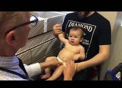 Enlace a Este doctor vacuna a un bebé de forma perfecta cantándole una canción
