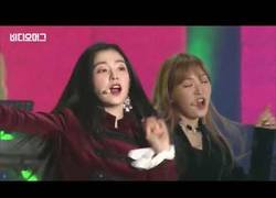 Enlace a El grupo Red Velvet interpretando uno de sus hits frente al público norcoreano