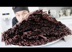 Enlace a Matt Stonie trata de comerse 1620 palitos de chocolate que equivalen a 15000 calorías