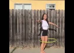 Enlace a El nivel de habilidad de esta tía jugando al hula hoop es demasiado alto