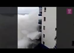Enlace a Una ola enorme en Tenerife destroza este edificio 