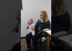 Enlace a Bebé escucha la voz de su familia por primera vez