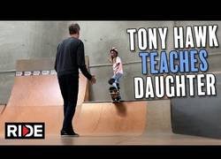 Enlace a El mítico Tony Hawk enseña a su hija a ir en monopatín