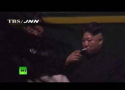 Enlace a Pillan a Kim Jong Un echándose un cigarrito en la estación de China