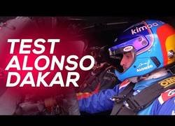 Enlace a Fernando Alonso prueba el Toyota Hilux V8, ganador del último Dakar