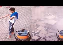 Enlace a Este tipo se salva de milagro tras la caída de este grupo de piedras de un edificio