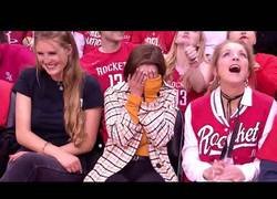 Enlace a La mascota de los Houston Rockets sorpende a Emilia Clarke en su estadio