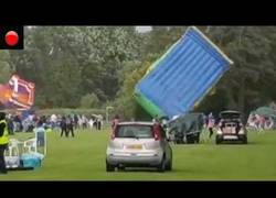 Enlace a Fuerte ventolera sorprende a las familias que estaban celebrando el día del padre en UK