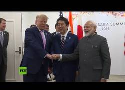 Enlace a Donald Trump, choca el puño con los primeros ministros de Japón y de la India, Shinzo Abe y Narendra Modi, en vez de estrecharles la mano