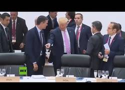 Enlace a Donald trump pide a Pedro Sanchez que se siente en su sitio durante la cumbre del G20