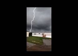 Enlace a ALMOST Struck by Lightning Compilation