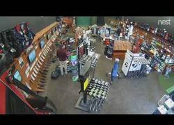Enlace a Un hombre hace caer todas las bolsas de golf de una tienda por error