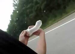 Enlace a Esto es lo que sucede cuando sacas un preservativo por la ventana del coche