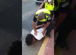 Enlace a Detenido en Almería un tipo sin mascarilla por escupir y agredir a dos Policías Locales