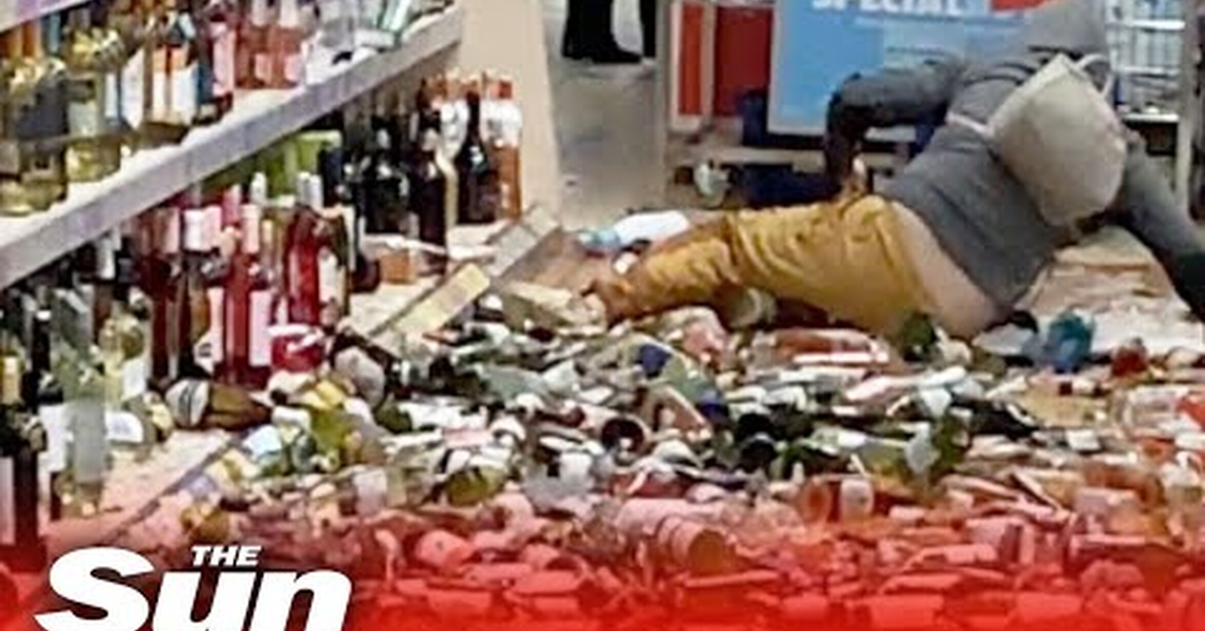упал стеллаж с алкоголем