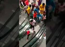 Enlace a Cameruneses prueban la escalera mecánica por primera vez en la apertura de un centro comercial