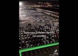 Enlace a Así se ve un parking de coches Tesla la noche que les toca actualización del software vía satélite
