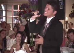 Enlace a Bruno Mars cantando en la boda de su hermano