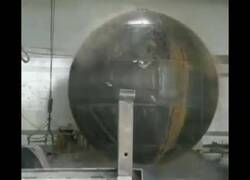 Enlace a Creando una esfera de metal con la ayuda de explosivos