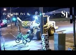 Enlace a Un hombre roba en un concesionario de motos con un tractor