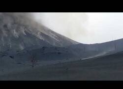 Enlace a Bola de lava rueda por una cumbre del volcán de La Palma