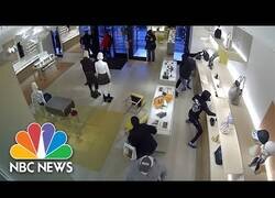 Enlace a 14 encapuchados desvalijan una tienda de Louis Vuitton en menos de un minuto