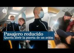 Enlace a Reducen a un pasajero en pleno avión Sevilla-Budapest