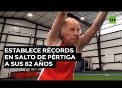 Enlace a El saltador de pértiga que establece récords con 82 años