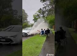 Enlace a Pidiendo a coches que les salpiquen en pleno día de lluvia