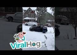Enlace a La nieve hace que choquen coches estacionados