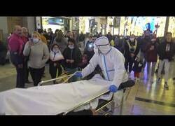 Enlace a Paseando a un 'muerto' por el centro de Málaga para concienciar a la gente